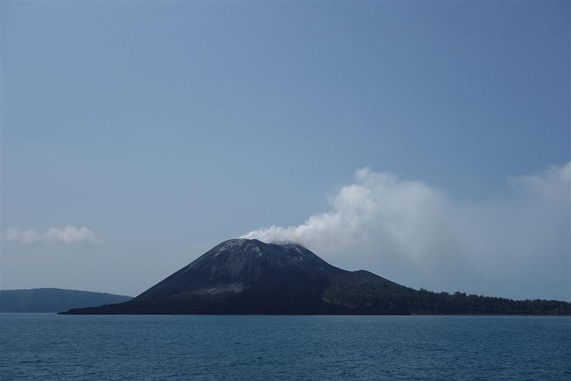 Anak Krakatau. Image via Wikimedia Commons.