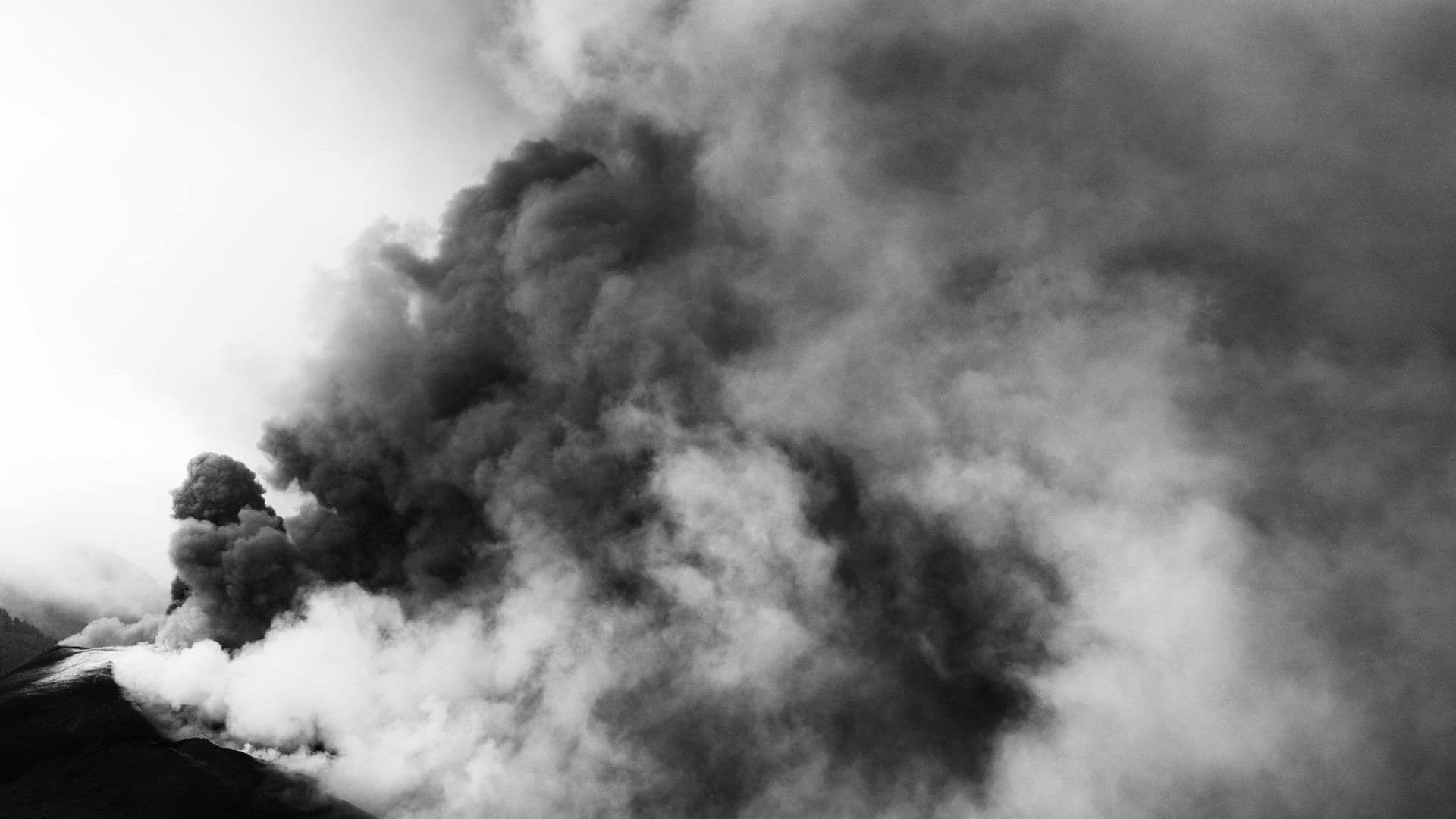 Humo saliendo de un volcán. Imagen de Christian Beuhner de pexels